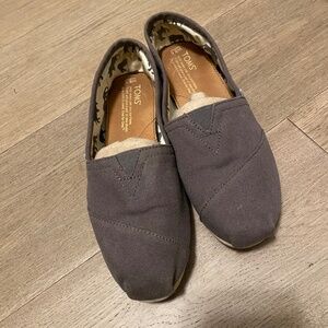 WOMENS SIZE 8.5 TOMS CLASSICS GREY CANVAS SLIP-ONS